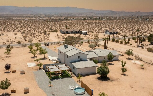 Lost Horse by Avantstay Desert Oasis w/ Mini Pool, Outdoor Entertainers Area & Huge Game Room!