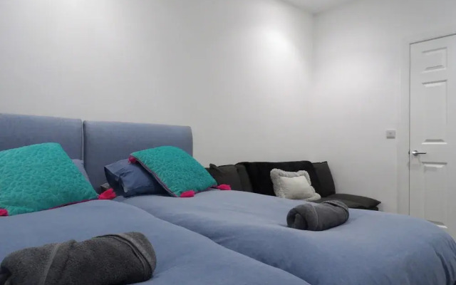 Architect Designed Meadows Central Apartment