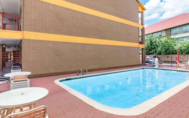 Howard Johnson by Wyndham Houston Hobby Airport