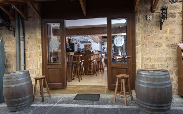 10GR Boutique Hotel and Wine Bar