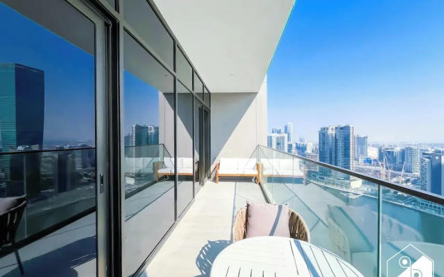 Luxurious 3BR Canal View Apartment Pool + Gym