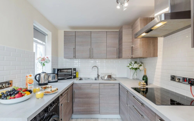 Taste Central London Living in Lush Home