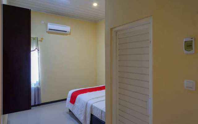 RedDoorz near Alun Alun Pati