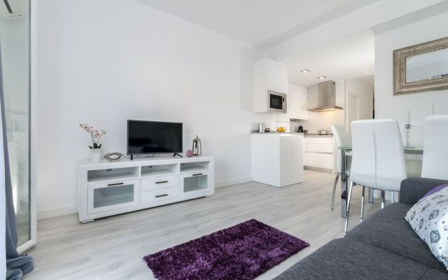 Stylish 2 Bd Apartm Perfectly Located & Free Parking. Amira