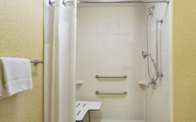Holiday Inn Express & Suites Tower Center New Brunswick