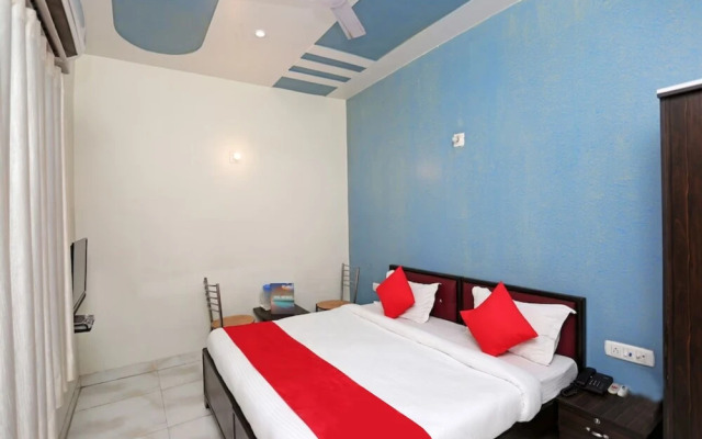 Goroomgo Pushpa Palace Mathura