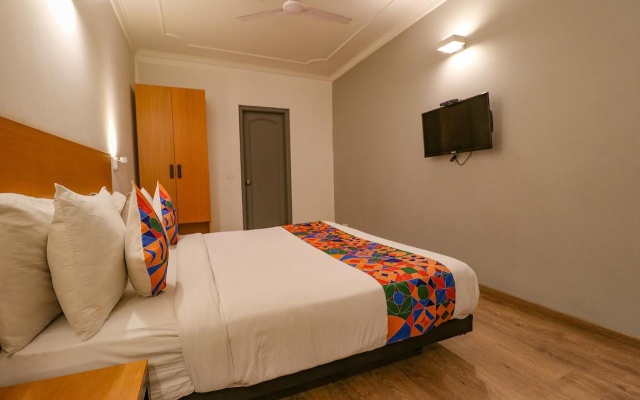 Fabhotel Lord Inn