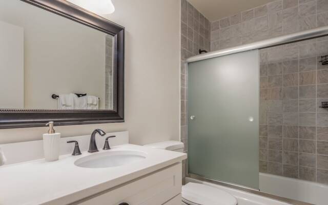 Spacious 4BR Townhouse by WanderJaunt