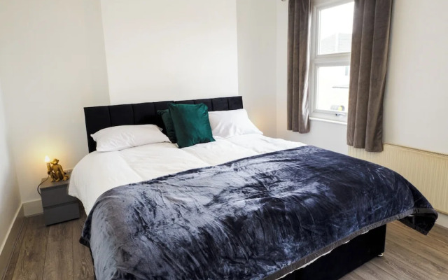 Dartford - 3 Bed House- Sleeps7 - Garden