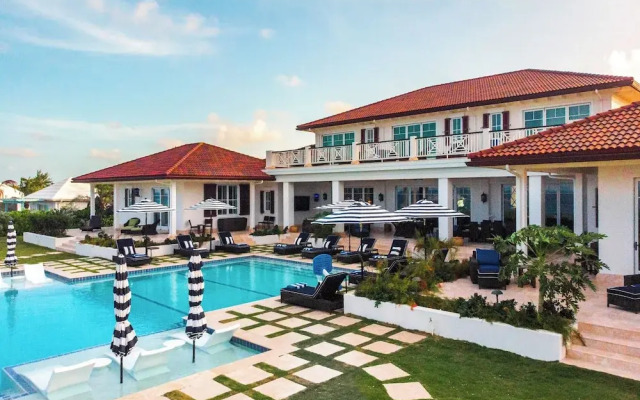 Island Haven: Oceanfront Retreat With Infinity Pool