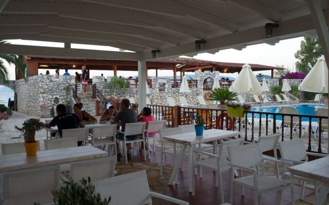 Camping Karavomilos Beach