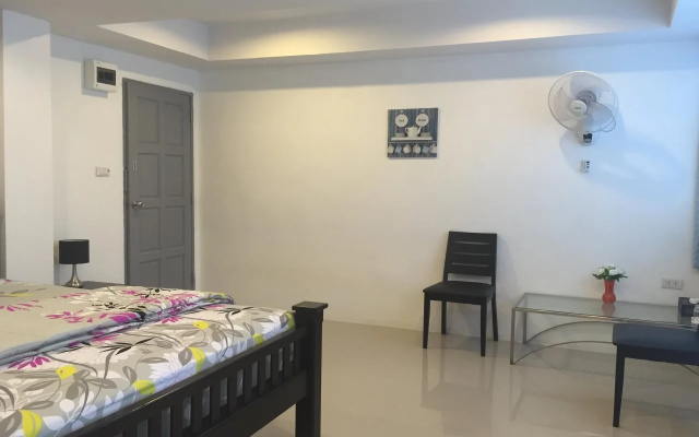Bobby's Place – Guest Rooms – Pattaya