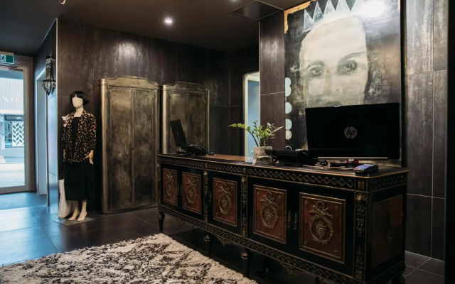 King and Queen Hotel Suites