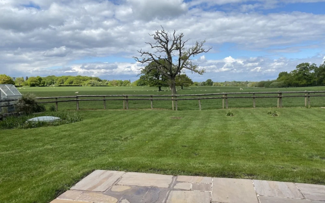 Private Entry Double Bedroom With Beautiful Views!