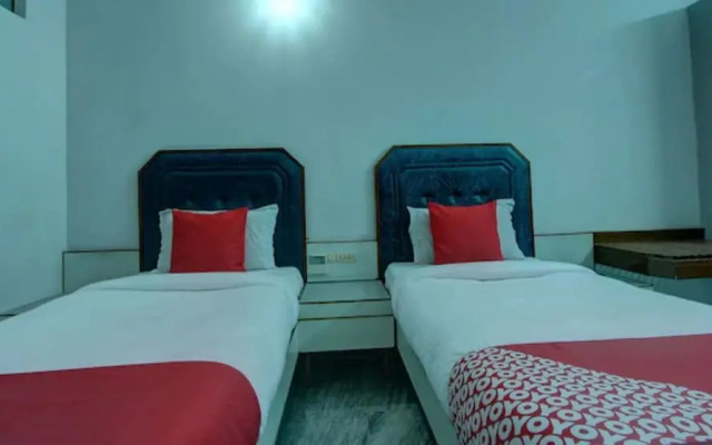 OYO 24579 Flagship Hotel Padmam