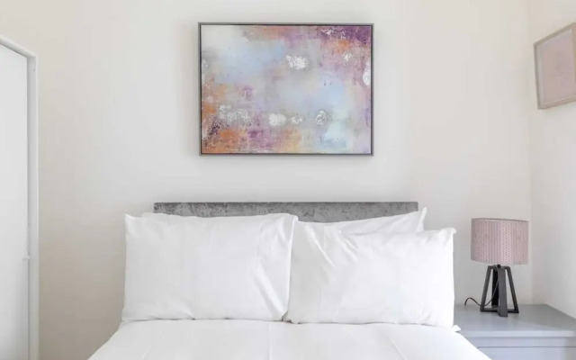 Beautifully Presented 2BD Flat W/patio- Kensington