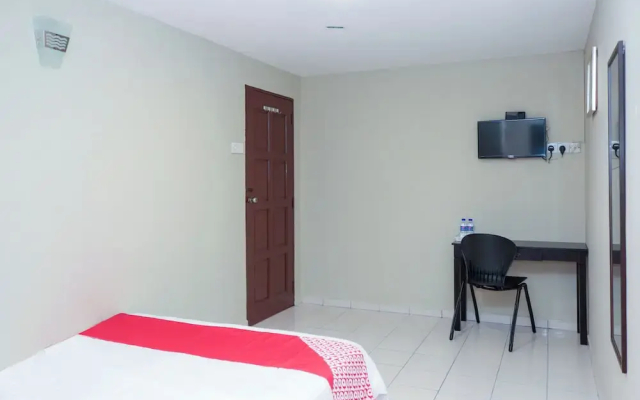 OYO 90338 Prima Saujana Budget Hotel