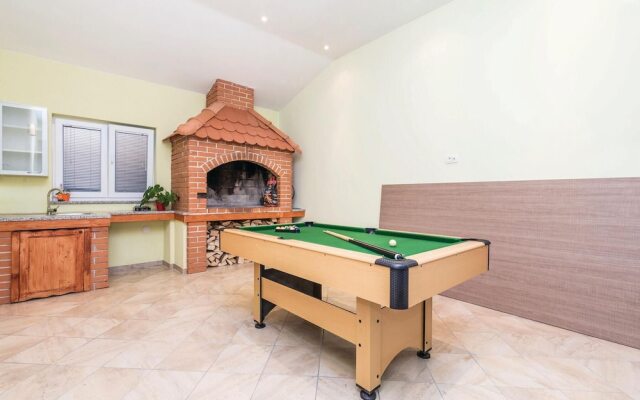 Amazing Home in Jurdani With Wifi and 4 Bedrooms