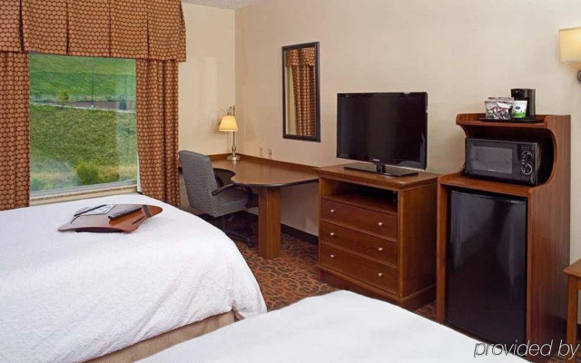 Hampton Inn & Suites Pittsburgh-Meadow Lands