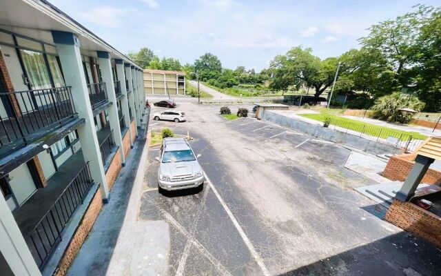 Palmetto Inn & Suites