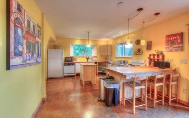 The Cedar Field Vacation House
