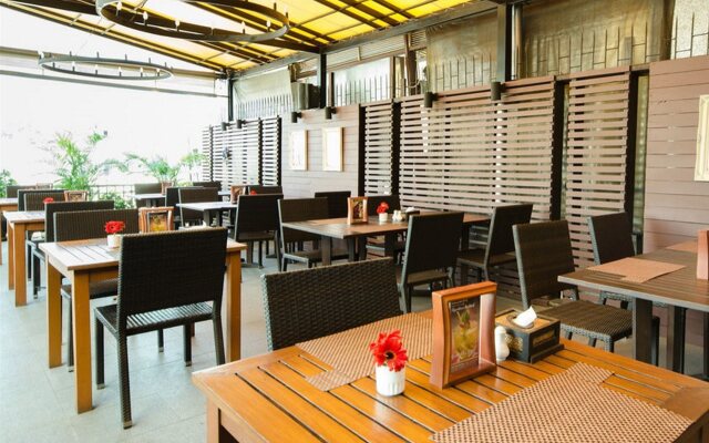 The StandardX Bangkok Phra Arthit
