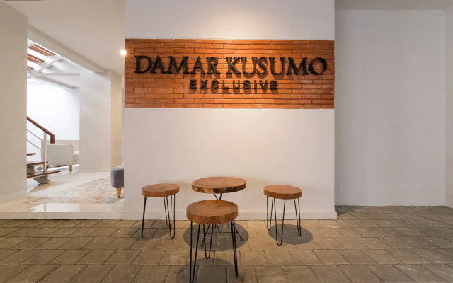 Super OYO Collection O 90023 Damar Kusumo Guest House