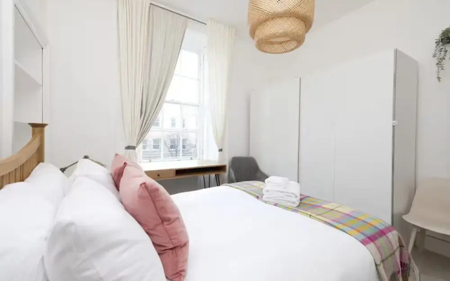 Bright and Modern Flat with desk