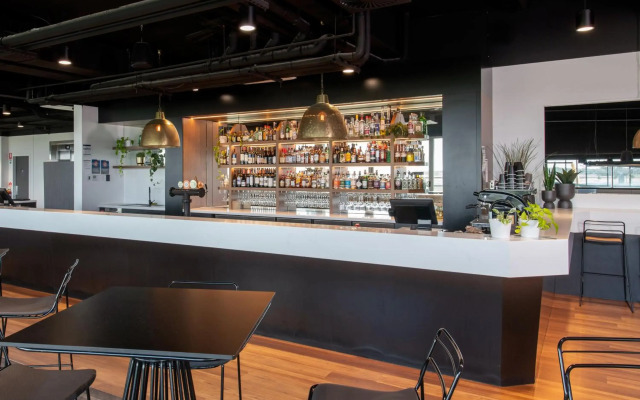 Rydges Pit Lane Hotel