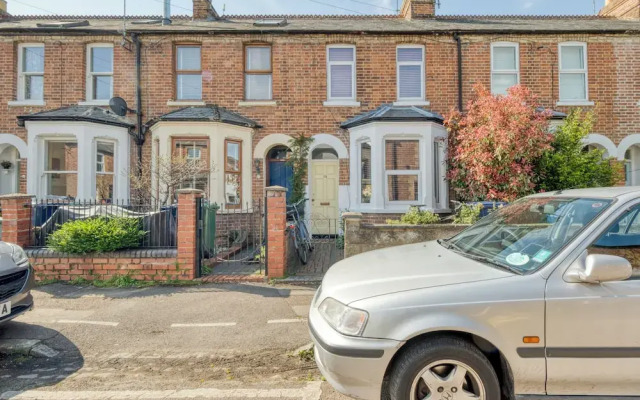 Stylish 2BD with Private Garden & Sauna