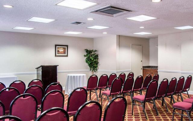 Clarion Inn & Suites Central Clearwater Beach