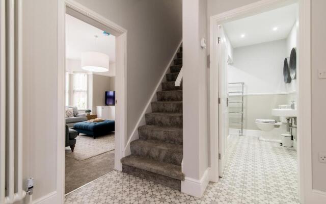 Enfield House - Charming, Modern and Light 4bed