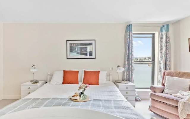 B6 Masts in Torquay With 3 Bedrooms and 2 Bathrooms