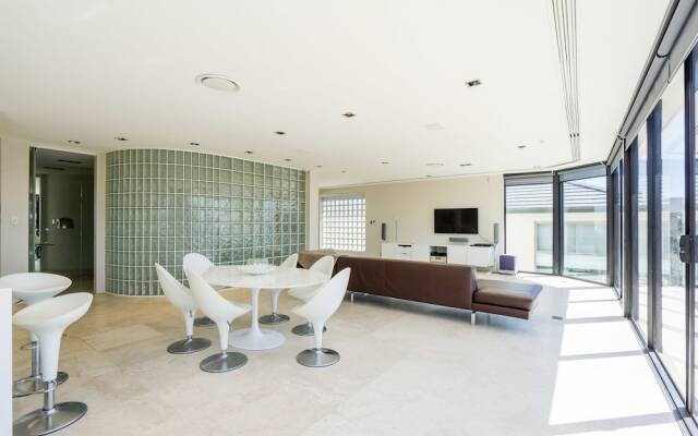Luxurious Resort Living House