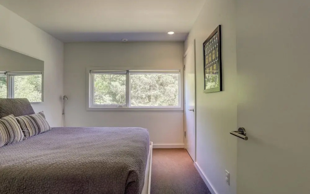 Neal Creek 2 Bedroom Home by RedAwning