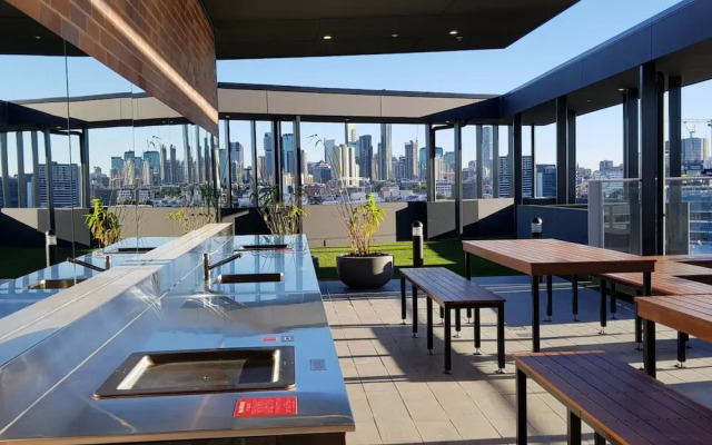 Modern 1 Bedroom Apartment With Stunning CBD Skyline Views