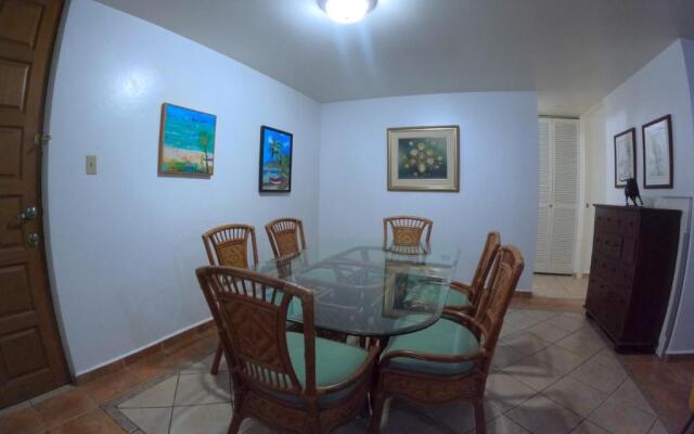 In Joyuda Beach, Apartment with Pool & Basketball Court