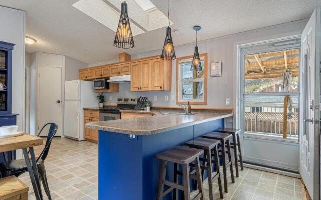 Mountain Time I Powderkeg I Firepit l King Bed