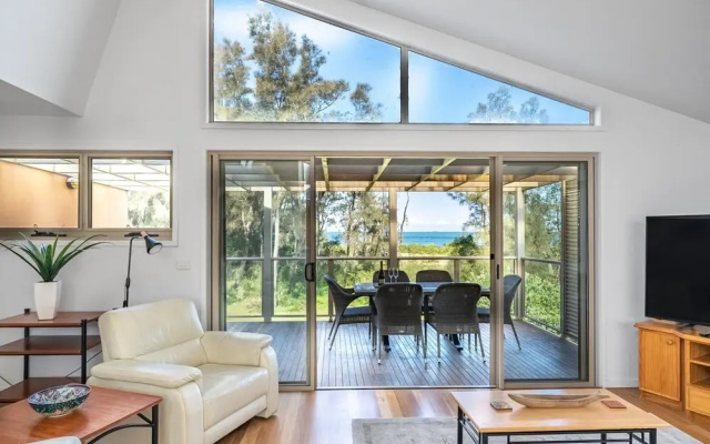 3-bed Seaside Serenity Escape at Long Beach