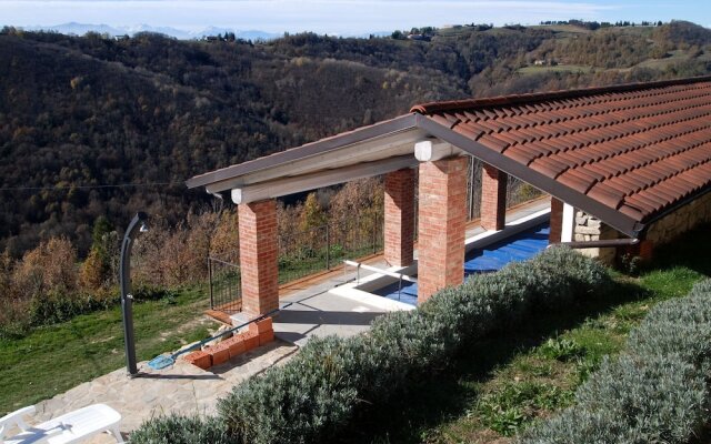 Detached Villa With Swimming Pool, in the Green Hills and Vineyards