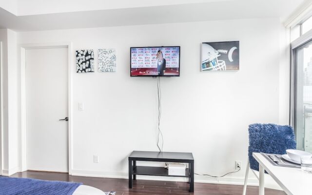 Couples Retreat @downtown With Lakeshore View