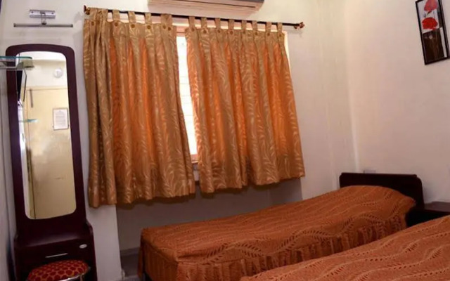 OYO 43924 Harry Guest House