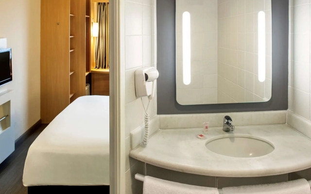 ibis Macae