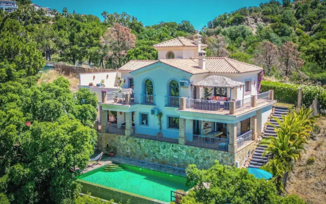 Luxury Villa With Stunning Views in Estepona