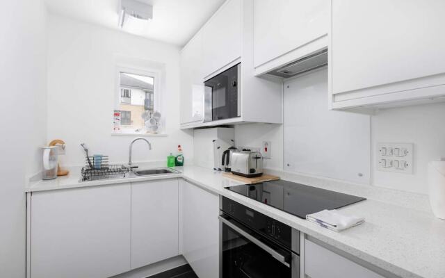 Modern 2 Bed, for up to 4, Excel/city Airport
