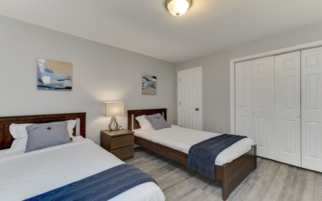 Stylish 3BR 3BA Colonial House by Cozysuites