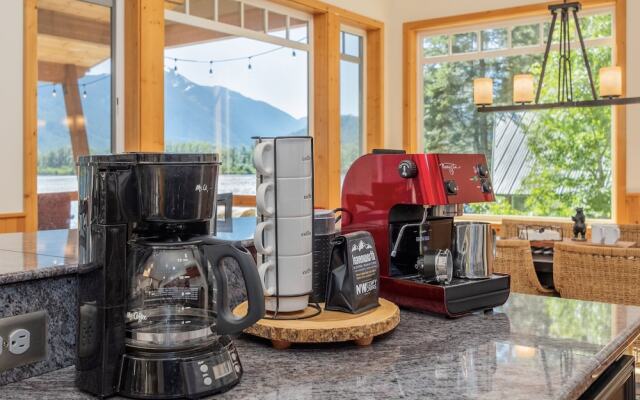 Lazy Bear Lodge 3 Bedroom Home by NW Comfy Cabins by RedAwning