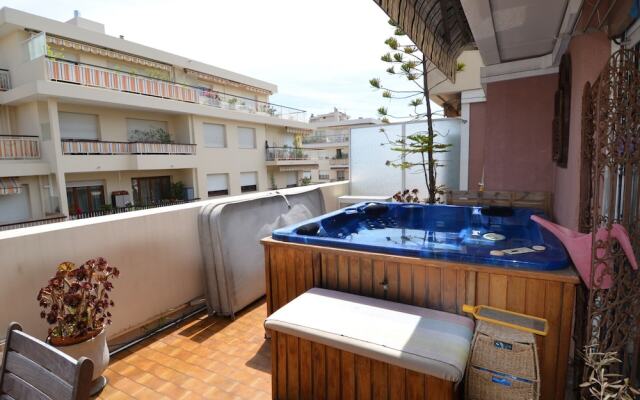 Modern apartment 6 persons with Jacuzzi in Nice Downtown