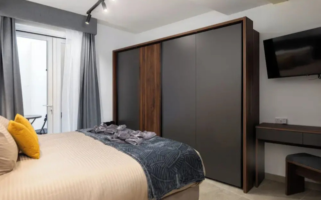 Modern 1BD Maisonette & Private BackYard