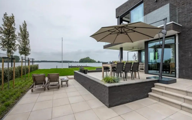 Attractive Villa With Jetty